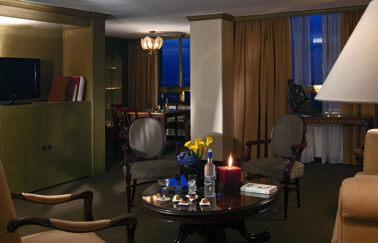 เฟียสตา อเมริกานา เรฟอร์มา Hotel เม็กซิโกซิตี้ ภายนอก รูปภาพ A suite at the Four Seasons Hotel