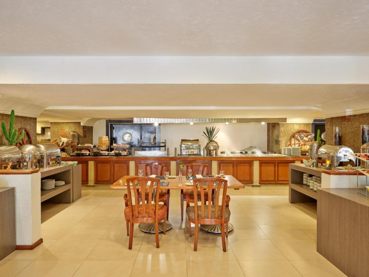 เฟียสตา อเมริกานา เรฟอร์มา Hotel เม็กซิโกซิตี้ ภายนอก รูปภาพ The buffet at the hotel