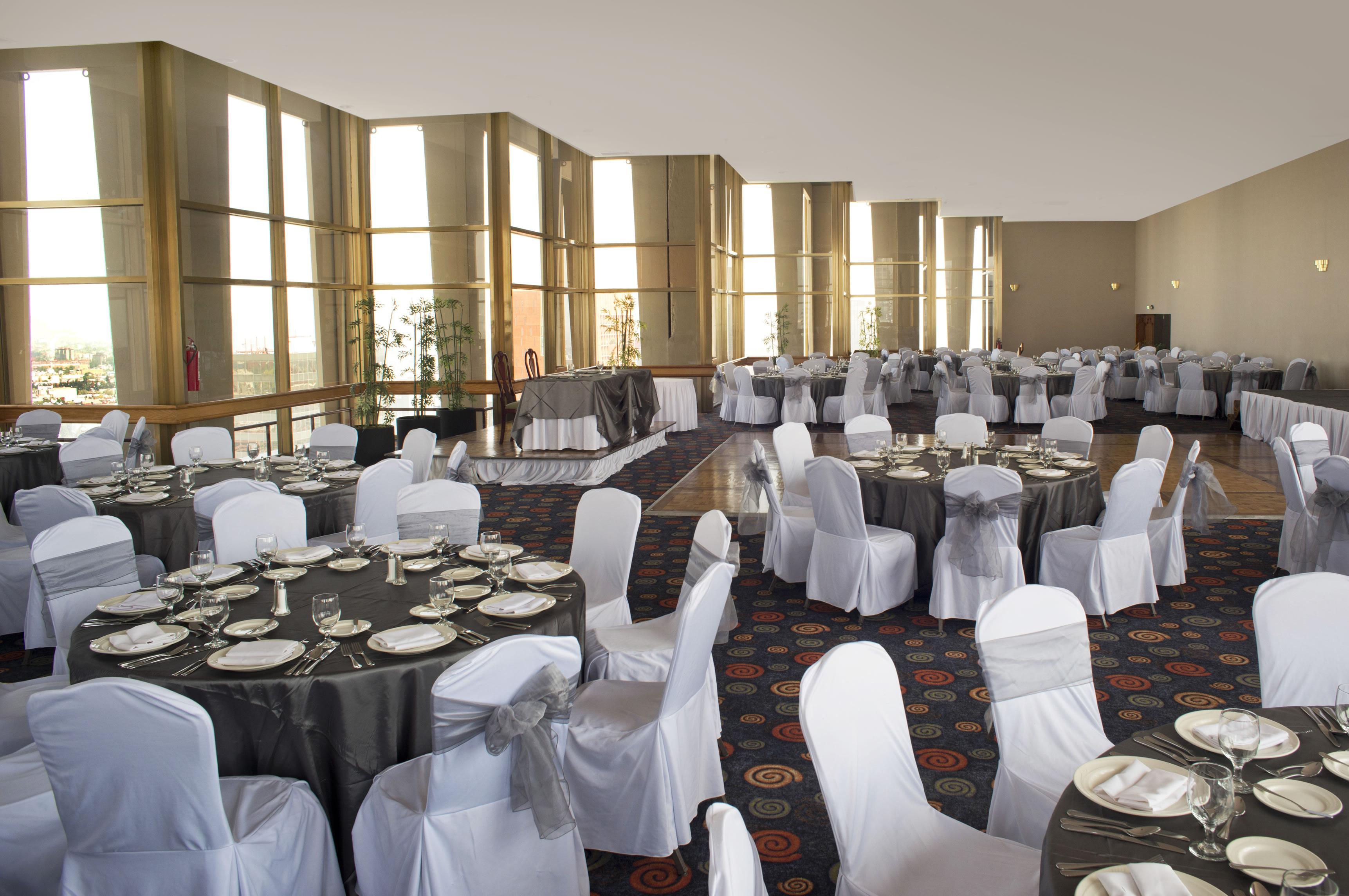 เฟียสตา อเมริกานา เรฟอร์มา Hotel เม็กซิโกซิตี้ ภายนอก รูปภาพ The ballroom at the Sheraton Centre