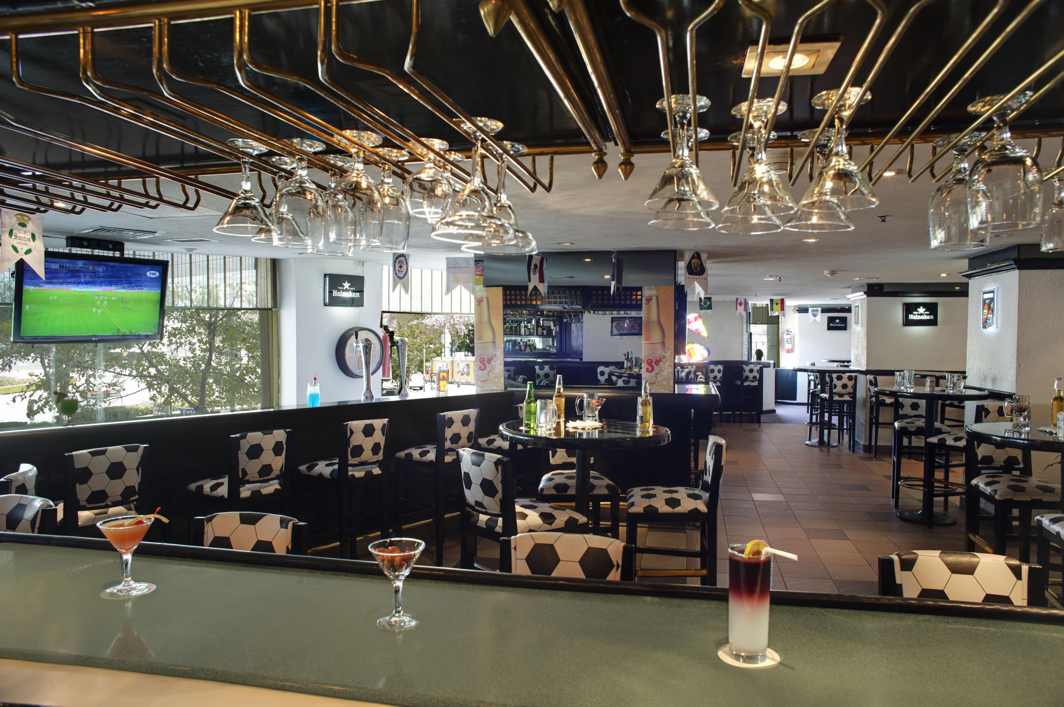 เฟียสตา อเมริกานา เรฟอร์มา Hotel เม็กซิโกซิตี้ ภายนอก รูปภาพ The interior of the bar