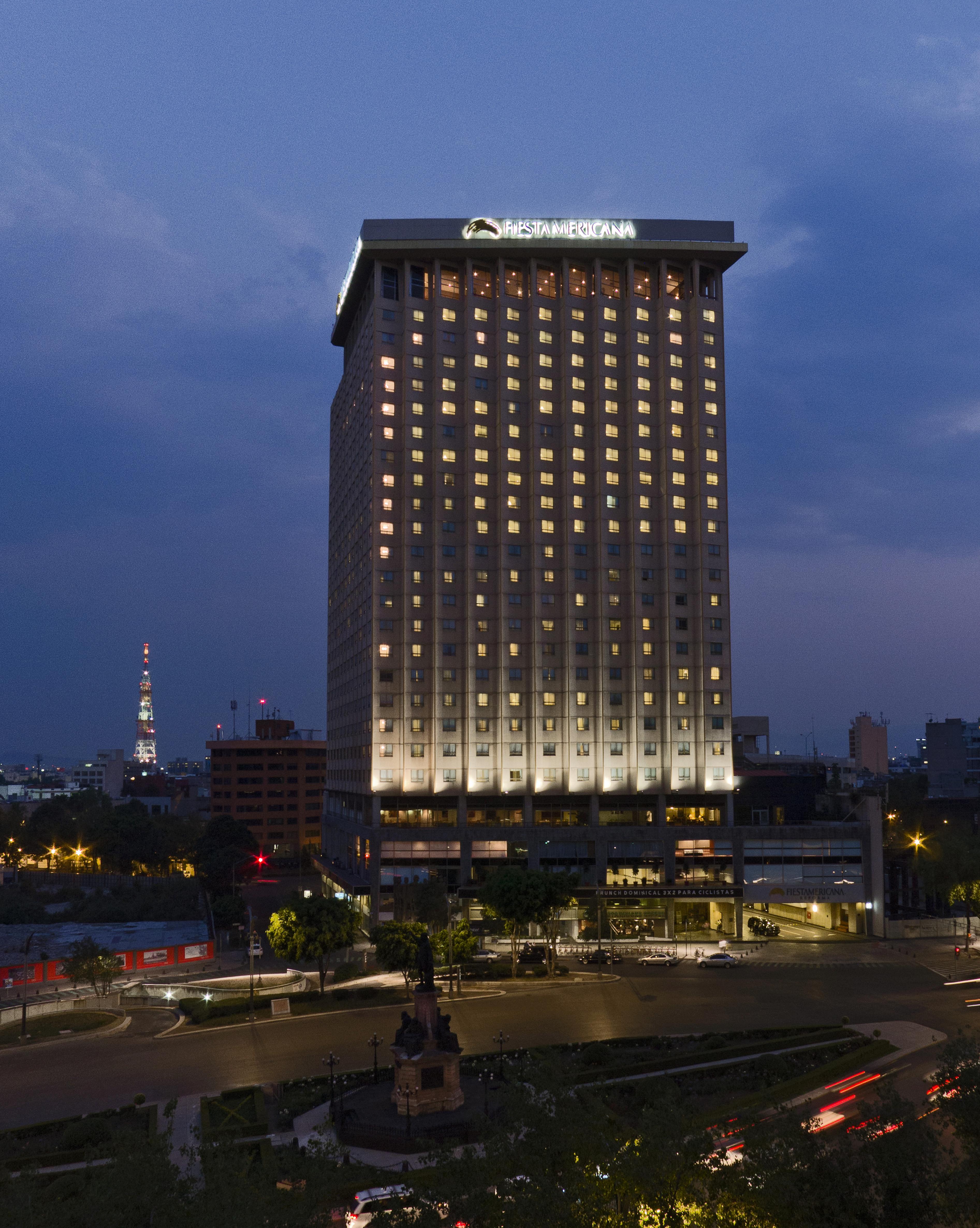 เฟียสตา อเมริกานา เรฟอร์มา Hotel เม็กซิโกซิตี้ ภายนอก รูปภาพ The hotel at night
